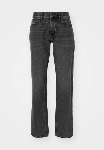 Mustadest denimist teksad sirge sääre disainiga, mis sisaldavad tavapäraseid taskuid ja kontrastset õmblust. Materjalil on kerge tekstuur ja kulunud viimistlus.