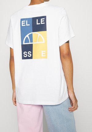 T-shirt en coton blanc avec un graphique coloré au dos, comprenant des blocs bleus et jaunes, ainsi qu'un texte en caractères gras écrivant "ELLESSE" avec un design en demi-cercle.