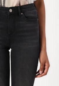 ONLY ONLWAUW MID WAIST FLARED - Vaqueros a campana - washed black