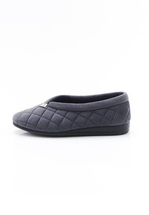 Zapatilla de casa deslizante de tela acolchada de color gris oscuro con suela negra y parte trasera baja, mostrada desde el lado exterior sobre un fondo blanco.