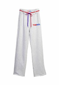 Grijze trainingsbroek met een ontspannen pasvorm, featuring een trekkoord in de taille met rode en blauwe accenten en "TOMBOY" in rood en blauw gedrukt.