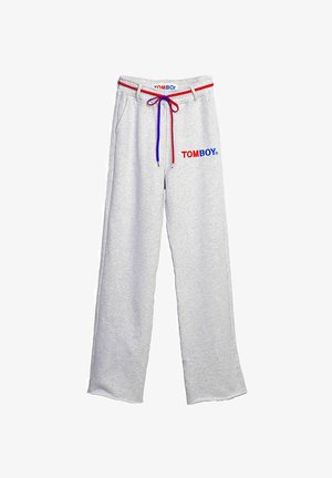 Grijze trainingsbroek met een ontspannen pasvorm, featuring een trekkoord in de taille met rode en blauwe accenten en "TOMBOY" in rood en blauw gedrukt.