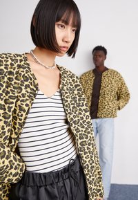 Stan Ray QUILTED LINER JACKET UNISEX - Lagana jakna - leopard camo