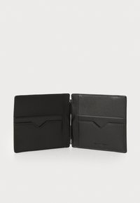 Portafoglio bi-fold nero in pelle liscia, dotato di più slot per carte e un design cucito discreto. Forma compatta e minimalista.