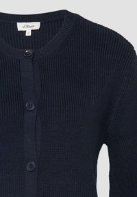 Tmavomodrý pletený sveter s okrúhlym výstrihom a tromi viditeľnými gombíkmi vpredu, štítok s označením veľkosti 36.