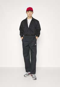 Nike Sportswear CLUB PANT - Treniņtērpa apakšdaļas - black/white