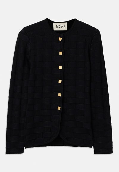 Cardigã preto com tecido texturizado que apresenta um padrão tecido. Botões de metal dourados na parte da frente, gola redonda e mangas longas.