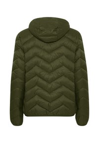 Alyvuogiškai žalia gobtuvu pūsta striukė su chevronų rašto siuvimu, pasižyminti minkšta tekstūra ir elastinėmis rankogaliais, skirta šilumai palaikyti.