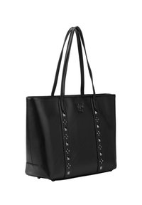 Schwarze Leder-Tote mit Nietenakzenten entlang der Mitte, doppelte Griffe und einem prägten Logo auf der Vorderseite. Glatte Textur.