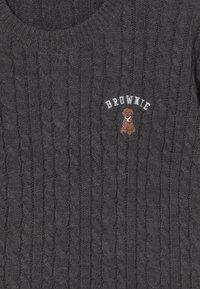 Suéter gris de punto con un patrón de cable texturizado, cuello redondo y un pequeño oso bordado con el texto "BROWNIE" encima.