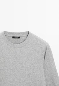Pull gris clair à col rond et manches longues avec une étiquette de marque noire visible au niveau du col portant l'inscription « Massimo Dutti ».