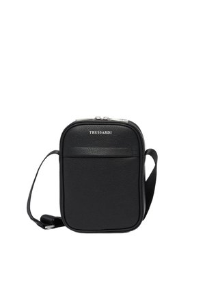 Bolso de cuero negro tipo bandolera con forma rectangular, cuenta con un bolsillo frontal, herrajes en plata y una correa ajustable. Logotipo grabado en la parte superior.