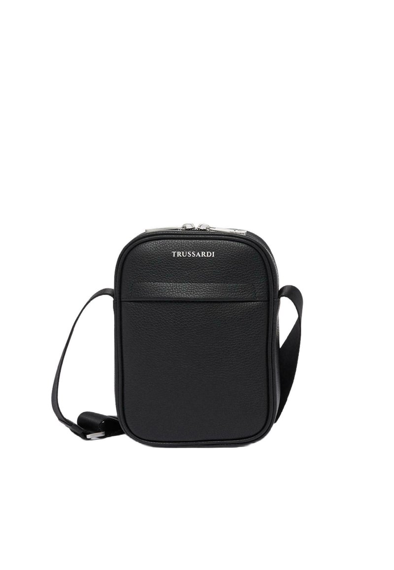 Borsa a tracolla in pelle nera con forma rettangolare, dotata di una tasca frontale, accessori in argento e una tracolla regolabile. Logo impresso sulla parte superiore.