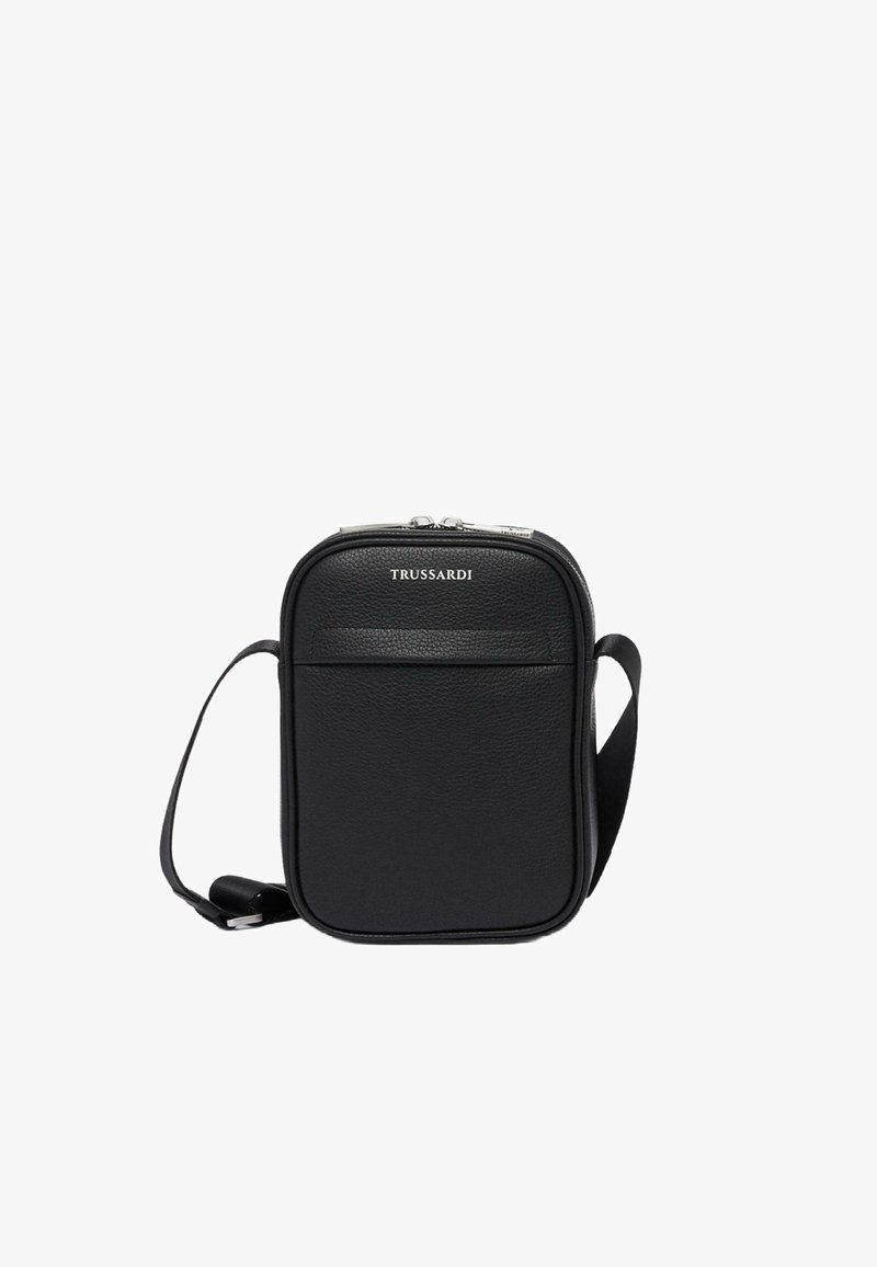 Borsa a tracolla in pelle nera con forma rettangolare, dotata di una tasca frontale, accessori in argento e una tracolla regolabile. Logo impresso sulla parte superiore.