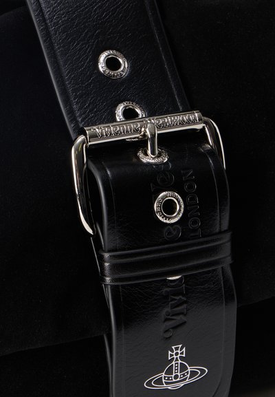 Μαύρη δερμάτινη ζώνη με ανάγλυφο το λογότυπο Vivienne Westwood London, μεταλλική αγκράφα με χαραγμένο το όνομα Vivienne Westwood και διακοσμητικές μεταλλικές οπές.