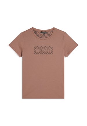 Camiseta de algodón marrón con mangas cortas y cuello redondo, con un logo rectangular más oscuro de "FREDDY" en el centro. Textura suave.
