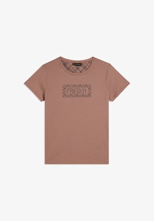 Camiseta de algodón marrón con mangas cortas y cuello redondo, con un logo rectangular más oscuro de "FREDDY" en el centro. Textura suave.
