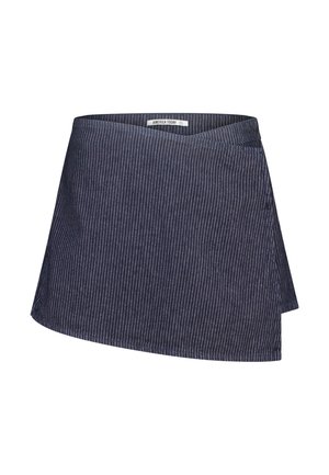 Minirok in marineblauw met krijtstreep, met een overslag aan de voorkant en een subtiel diagonale zoom, gemaakt van textuurrijk stof.