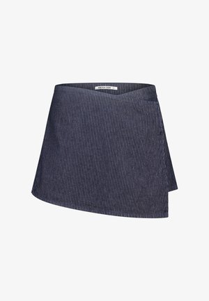 Mini jupe bleu marine à fines rayures avec un devant style portefeuille et un détail subtil d'ourlet diagonal, réalisée en tissu texturé.