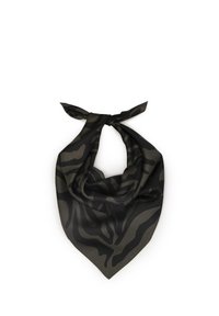 Sort og mørkegrå silkescarf med et abstrakt zebra-lignende mønster bundet i en løs knude.