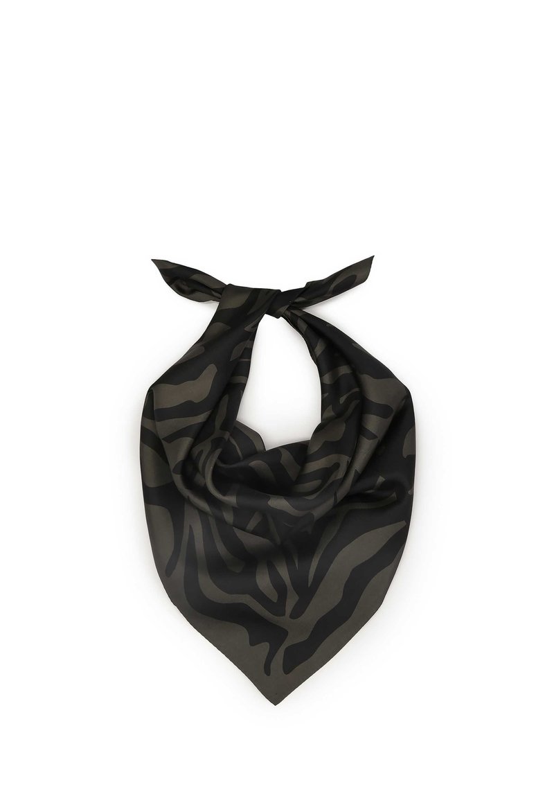 Sort og mørkegrå silkescarf med et abstrakt zebra-lignende mønster bundet i en løs knude.