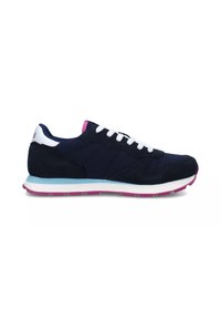 Scarpa da corsa blu navy con tomaia in suede, lacci bianchi e un accento rosa sulla suola. Presenta una suola ammortizzata per il comfort.