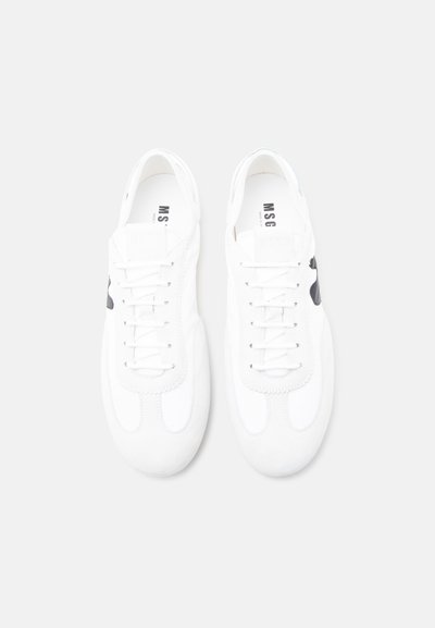 Paire de baskets blanches basses avec lacets et logo de marque noir sur le côté, vues de dessus sur un fond uni.