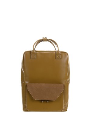 Sac à dos carré en cuir jaune moutarde avec poignées supérieures et une poche avant en daim avec fermeture par fermoir.