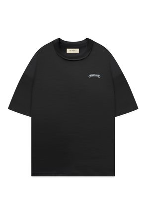 T-shirt nera a manica corta in maglia a nido d'ape con collo rotondo e piccolo logo bianco "RETERNITY ATELIER" sul petto in alto a sinistra.