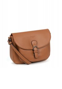 Borsa a tracolla in pelle tan con chiusura a pattina, dotata di un accento in metallo argentato e di una tracolla regolabile. Texture liscia con design minimalista.