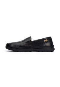 Zapatos negros de hombre tipo slip-on, fabricados en cuero suave, con un diseño cosido a lo largo de la parte superior y una suela de goma flexible.