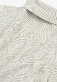 Hellbeige gestrickter Pullover mit hohem Rippkragen und einem strukturierten Wellenmuster. Das weiche Material verleiht ein gemütliches Aussehen.