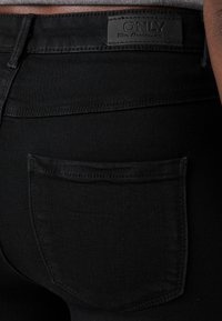 ONLY Tall ONLHELLA LIFE RETRO - Trapezaste traperice - black denim