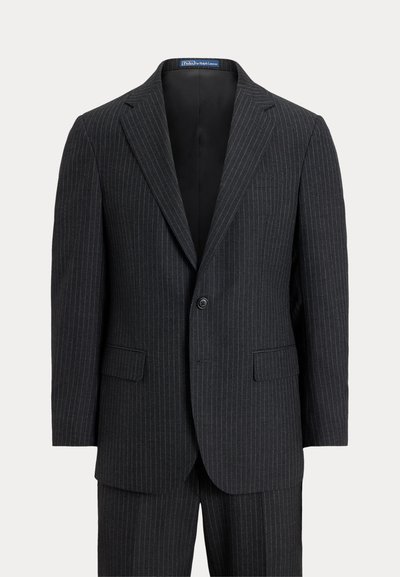Σκούρο γκρι κοστούμι με λεπτές ρίγες, δύο τεμαχίων, με σακάκι μονό κουμπί και πέτο με αυλάκι, παρουσιασμένο σε απλό φόντο.