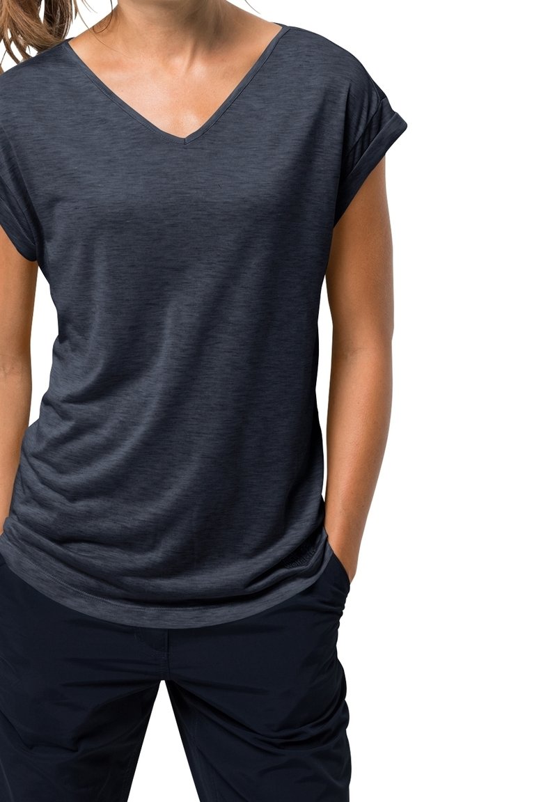 Mörkgrå kortärmad V-ringad topp, gjord av mjukt tyg med en subtil textur, stylad med upprullade ärmar och en avslappnad passform.