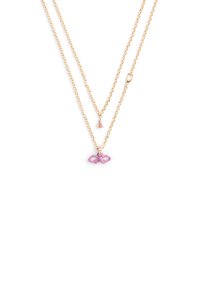 Collier en or à trois couches avec un pendentif en forme de nœud rose, une petite goutte irisée et des maillons de chaîne délicats.