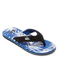 Blå flip-flop med et hvidt tropisk bladmønster, sorte stofstropper, en struktureret fodseng og en sort ydersål med logo-detalje.