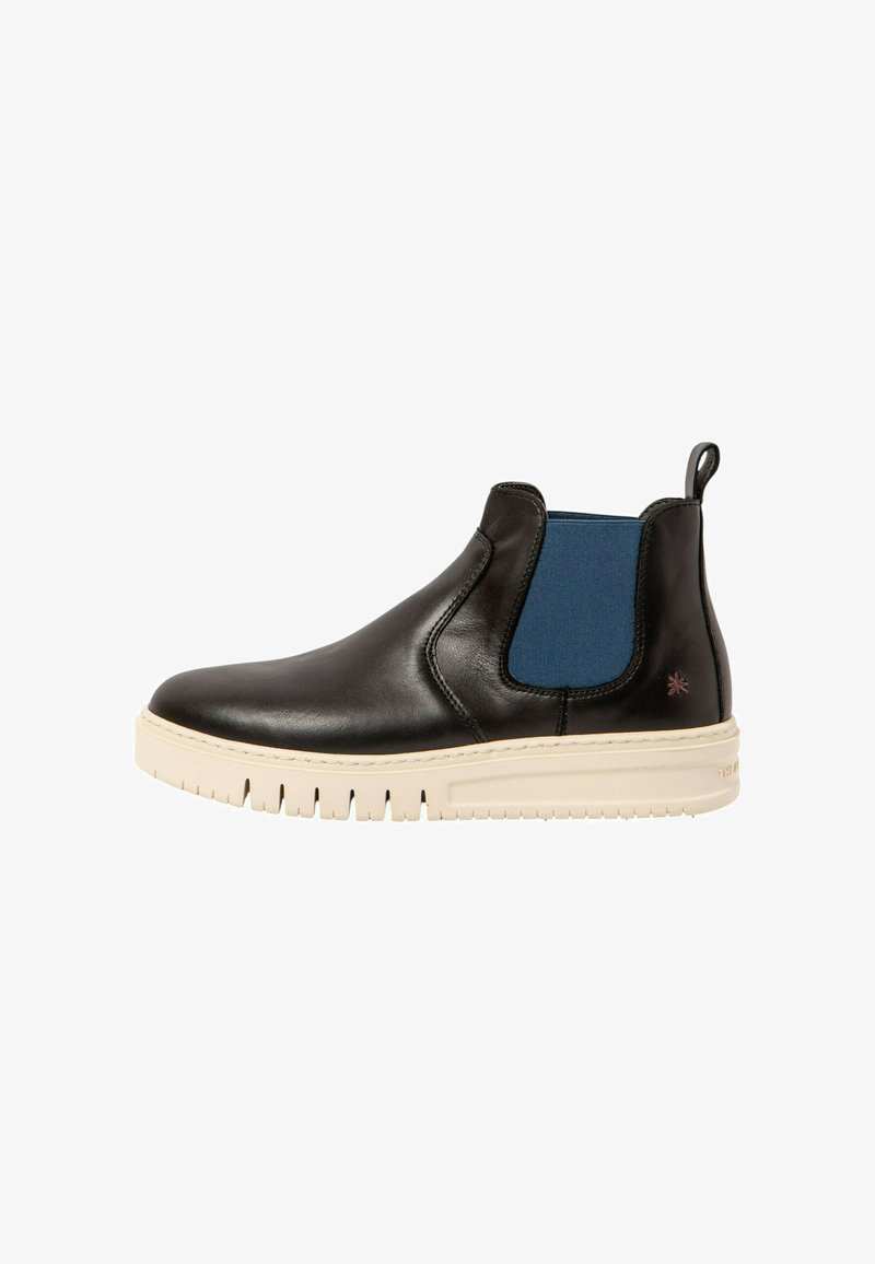 Botas de cuero negro hasta el tobillo con panel lateral elástico azul, suela de goma blanca y acentos texturizados. Cuenta con una lengüeta para ponerlas y quitarlas fácilmente.