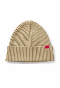 Cappello beanie beige lavorato a maglia con una trama a coste e un risvolto piegato. Presenta una piccola etichetta rossa del marchio con la scritta "HUGO".
