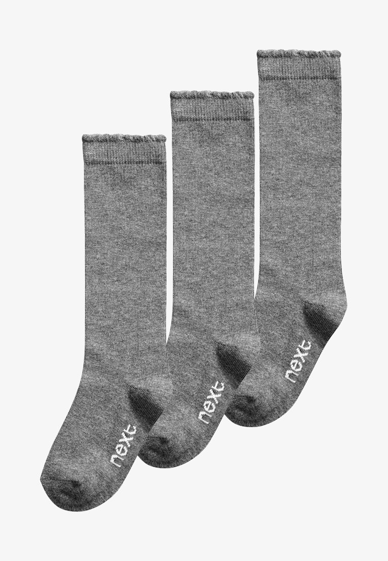 Kolm paari halli puuvillast sokki, millel on sile tekstuur, ribikujulised ülaosad ja väike valge "next" logo pahkluu lähedal.