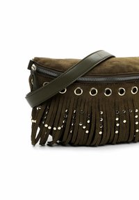 Borsa a spalla in microfibra verde oliva con dettagli a frange, hardware color oro e chiusura con zip. Tracolla regolabile e borchie decorative visibili.