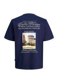 Tamsiai mėlynas medvilninis marškinėliai su grafiniu spaudiniu ant nugaros, įskaitant tekstą ir miesto peizažo vaizdą. Trumpomis rankovėmis ir laisvu siluetu.