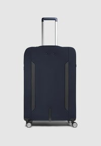 Donkerblauwe stoffen koffer met harde schaal, uitschuifbare handgreep, vier wielen en zwarte kunststof accenten. Gladde textuur met subtiele stiksel details.