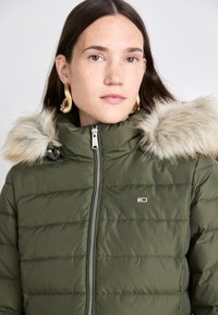 Tommy Jeans ESSENTIAL HOODED  - Kaput ispunjen paperjem - fatigue green