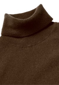 Brązowy sweter z golfem z dzianiny, z prążkowanym kołnierzem i gładką teksturą. Zbliżenie podkreśla szczegóły tkaniny i jej strukturę.