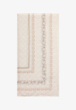 Beiger Stoff mit vier verschiedenen Kettenmustern in sanften Pfirsich- und Grautönen, die in parallelen Linien und Winkeln angeordnet sind.