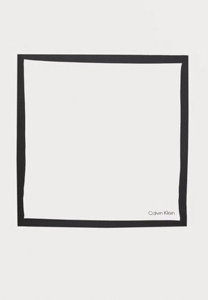 Pañuelo cuadrado blanco con un borde negro delgado y el logo de "Calvin Klein" en texto negro en la esquina inferior derecha.