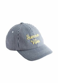 Cappellino da baseball in cotone con strisce verticali blu e bianche, con retro regolabile e la scritta "Summer Vibes" ricamata in giallo sul davanti.
