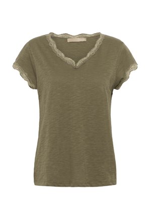 Oliivivihreä T-paita, jossa on V-pääntie ja aaltoileva pitsireunus kaula-aukossa ja hihoissa, valmistettu pehmeästä, teksturoidusta kankaasta.