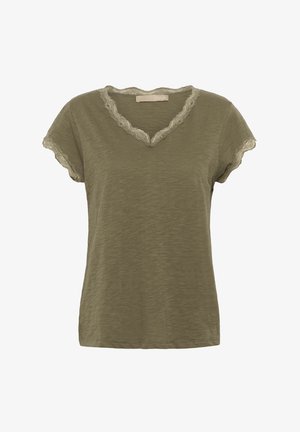 Camiseta verde oliva con escote en V y borde de encaje con volantes en el escote y las mangas, hecha de una suave tela texturizada.